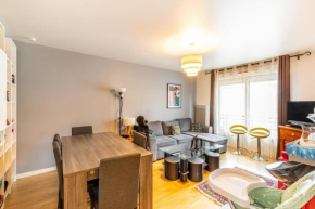 GuestReady - Red Letters in Montrouge